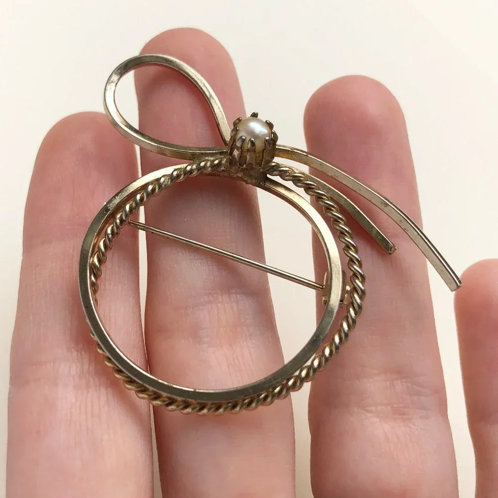 Elegant round brooch for women, pearl bow lapel brooch